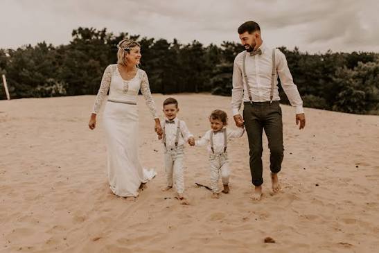 Familie in Fräulein Maya Accessoires bei einer Hochzeit