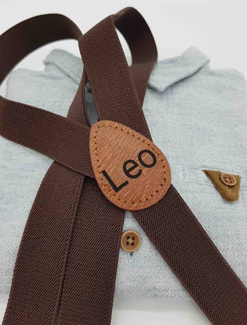 Braune Kinderhosenträger mit personalisiertem Lederdetail