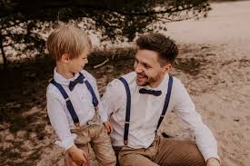 Vater und Sohn mit Hosenträgern und Fliegen